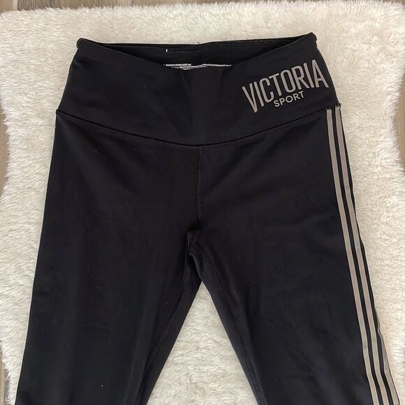 𝅺Victoria’s Secret Sport Capris - Picture 2 of 8